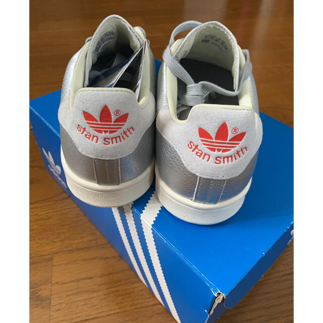 adidas(アディダス)の【再値下げ•新品】アディダス スタンスミス シルバー 24cm レディースの靴/シューズ(スニーカー)の商品写真