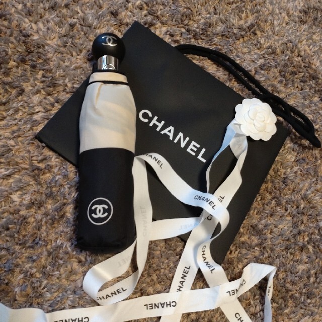 CHANEL(シャネル)のゆーたん様専用!新品CHANELの折りたたみ傘 レディースのファッション小物(傘)の商品写真