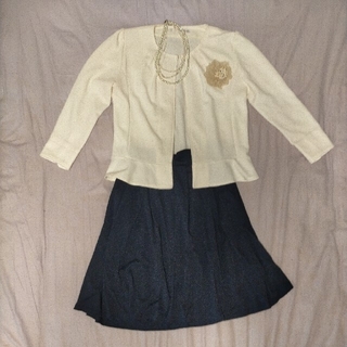 ホワイト白ノーカラージャケットLLと紺のスカートセットアップ(スーツ)