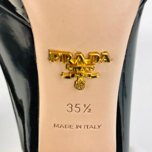 PRADA(プラダ)の美品★PRADA・プラダ パテントレザーゴールドプレート パンプス（351/2） レディースの靴/シューズ(ハイヒール/パンプス)の商品写真