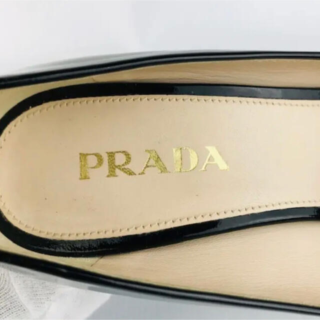 PRADA(プラダ)の美品★PRADA・プラダ パテントレザーゴールドプレート パンプス（351/2） レディースの靴/シューズ(ハイヒール/パンプス)の商品写真