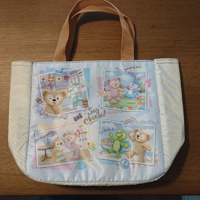 Disney(ディズニー)の【美品・中古】ダッフィー アンド ブレンズ  ランチバッグ エンタメ/ホビーのおもちゃ/ぬいぐるみ(キャラクターグッズ)の商品写真