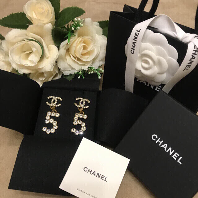 CHANEL(シャネル)のCHANEL❤️激レア💙CCマーク&5❤️新品未使用❤️大振りピアス レディースのアクセサリー(ピアス)の商品写真