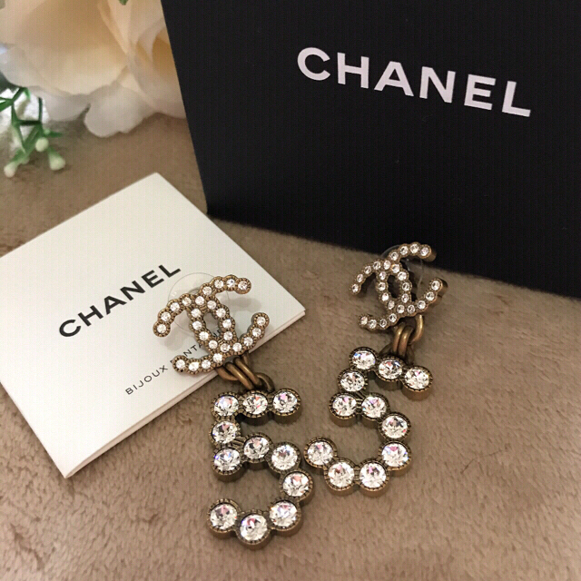 CHANEL(シャネル)のCHANEL❤️激レア💙CCマーク&5❤️新品未使用❤️大振りピアス レディースのアクセサリー(ピアス)の商品写真