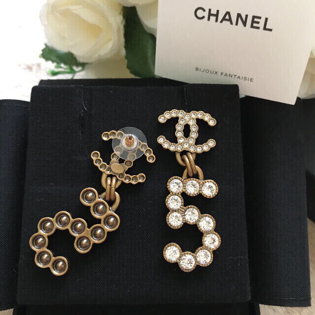 CHANEL(シャネル)のCHANEL❤️激レア💙CCマーク&5❤️新品未使用❤️大振りピアス レディースのアクセサリー(ピアス)の商品写真