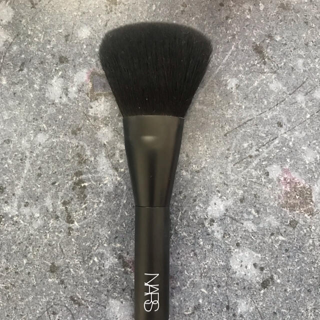 NARS(ナーズ)のNARS ナーズ  ブラッシュブラシ コスメ/美容のメイク道具/ケアグッズ(チーク/フェイスブラシ)の商品写真