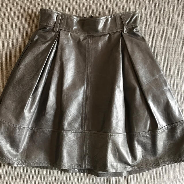 LE CIEL BLEU(ルシェルブルー)のLE CIEL BLEU レザー タック スカート レディースのスカート(ミニスカート)の商品写真