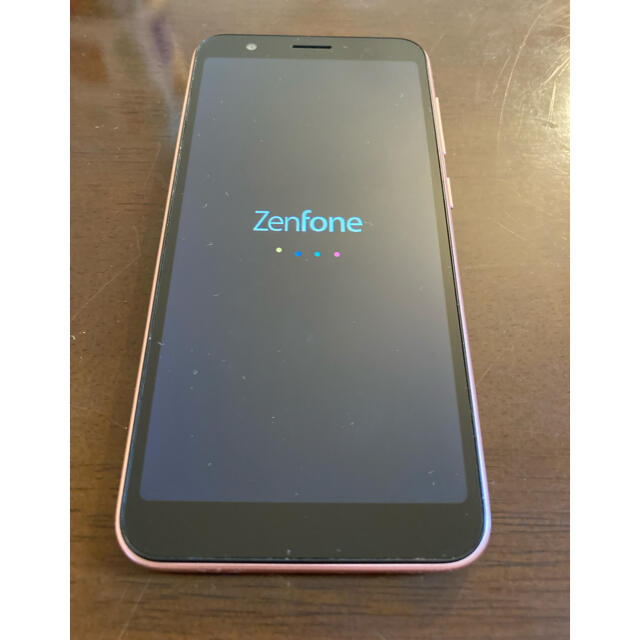 ASUS(エイスース)のZenFone Live（L1） ローズピンク 32 GB SIMフリー スマホ/家電/カメラのスマートフォン/携帯電話(スマートフォン本体)の商品写真