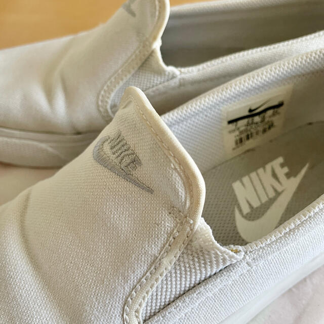 NIKE(ナイキ)のNIKE WMNS TOKI SLIP CANVAS 24cm レディースの靴/シューズ(スリッポン/モカシン)の商品写真