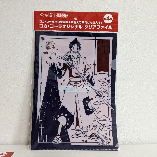 コカ・コーラ(コカコーラ)の【丸亀製麺缶バッジ３枚もつけます！】ワンピース　クリアファイル　コカ・コーラ エンタメ/ホビーのコレクション(ノベルティグッズ)の商品写真