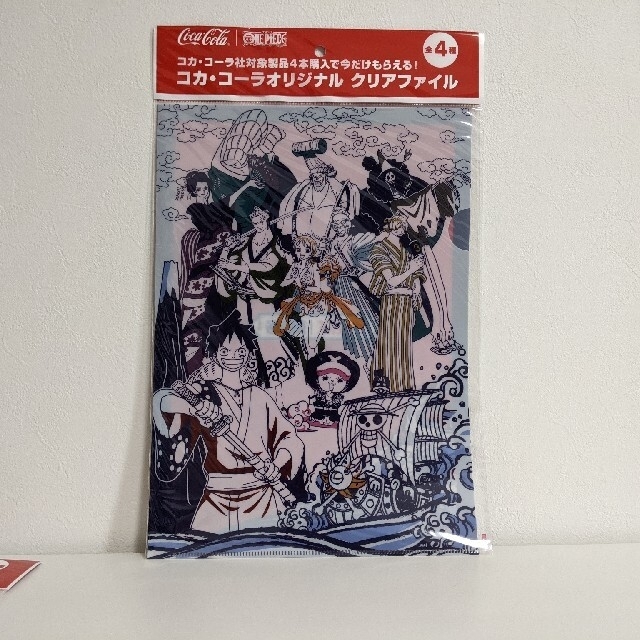 コカ・コーラ(コカコーラ)の【丸亀製麺缶バッジ３枚もつけます！】ワンピース　クリアファイル　コカ・コーラ エンタメ/ホビーのコレクション(ノベルティグッズ)の商品写真