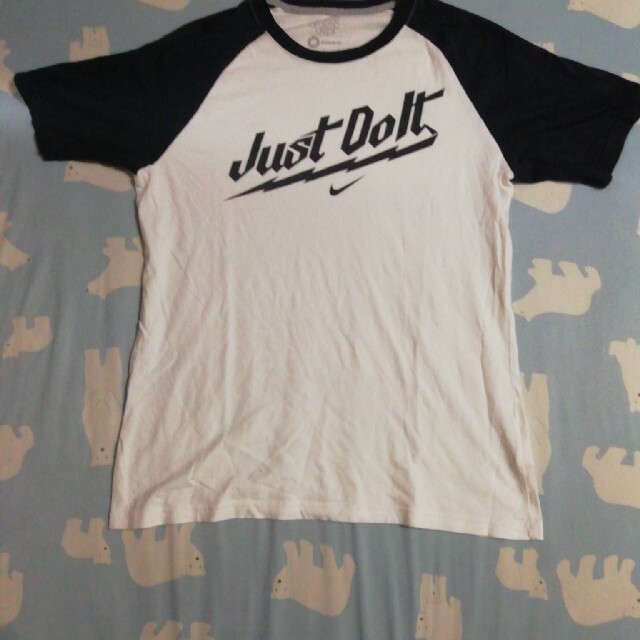 NIKE(ナイキ)のナイキ　Ｔシャツ　Just Do It　白　袖紺　Mサイズ メンズのトップス(Tシャツ/カットソー(半袖/袖なし))の商品写真