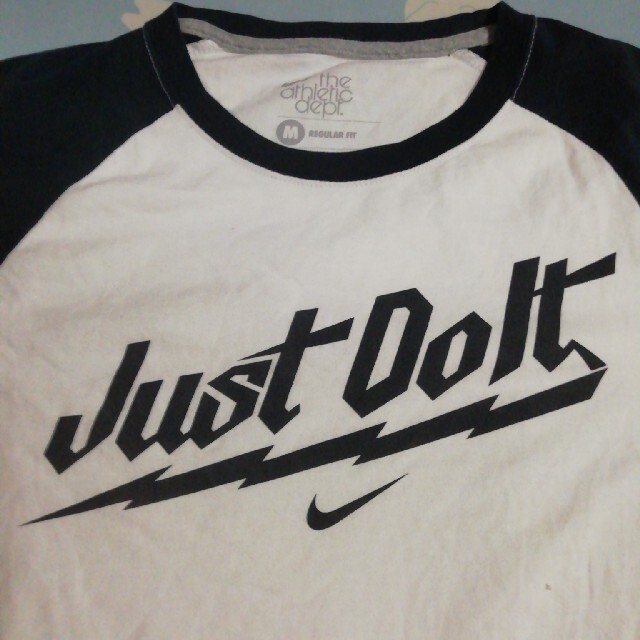 NIKE(ナイキ)のナイキ　Ｔシャツ　Just Do It　白　袖紺　Mサイズ メンズのトップス(Tシャツ/カットソー(半袖/袖なし))の商品写真