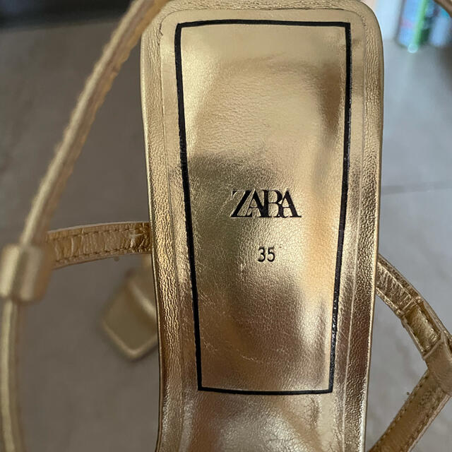 ZARA(ザラ)のzara ゴールド サンダル レディースの靴/シューズ(サンダル)の商品写真