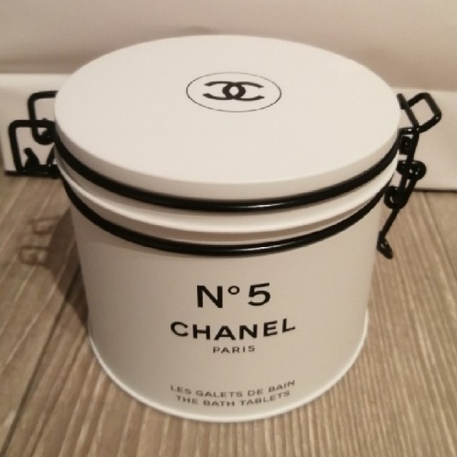 CHANEL(シャネル)のシャネルN°5 ザ バス タブレット コスメ/美容のボディケア(入浴剤/バスソルト)の商品写真