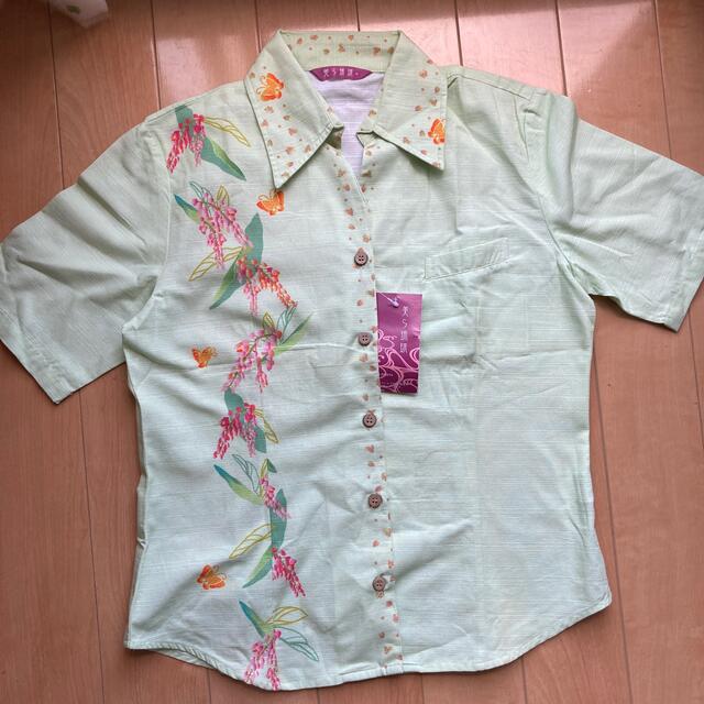 かりゆしシャツ　半袖 レディースのトップス(シャツ/ブラウス(半袖/袖なし))の商品写真