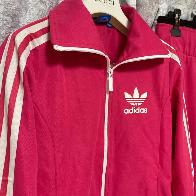 adidas(アディダス)のadidas ジャージ セットアップ　裏地キスマーク　 レディースのトップス(その他)の商品写真