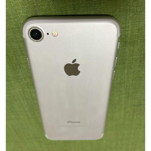 iPhone(アイフォーン)の完動品SIMフリー液晶無傷iPhone7本体32GBシルバーDOCOMO白ロム スマホ/家電/カメラのスマホアクセサリー(iPhoneケース)の商品写真