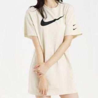 ナイキ(NIKE)のラスト1【Lサイズ】NIKE ナイキ スウッシュ ドレス  ワンピース フォスル(ひざ丈ワンピース)