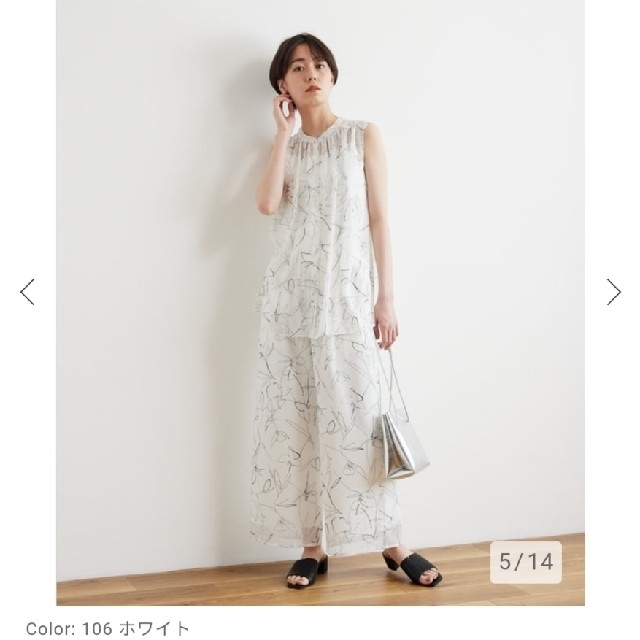 PLST(プラステ)の完売品✨【美品💕】♥️PLST♥️ラインフラワーノースリーブブラウス。M。 レディースのトップス(シャツ/ブラウス(半袖/袖なし))の商品写真