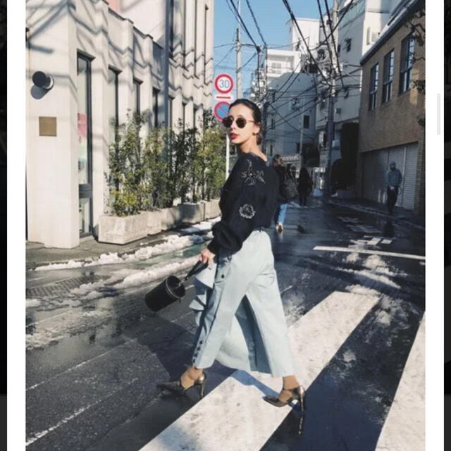 Ameri VINTAGE(アメリヴィンテージ)のAmeri  FLARE RUFFLE CHINO PANTS ブルー レディースのパンツ(チノパン)の商品写真