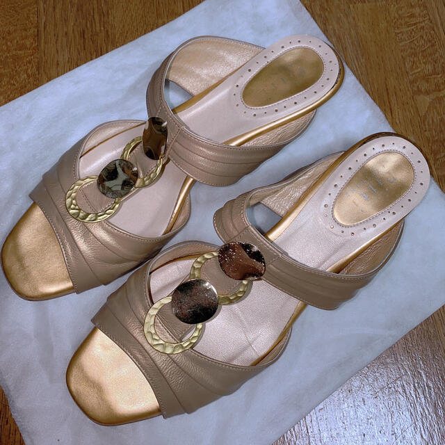 WAG ワグ　ゴールド　サンダル　24センチ レディースの靴/シューズ(サンダル)の商品写真