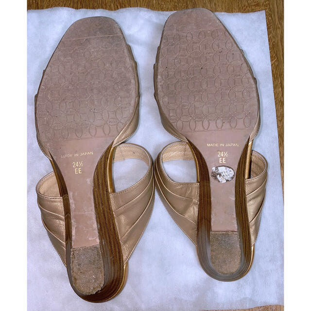 WAG ワグ　ゴールド　サンダル　24センチ レディースの靴/シューズ(サンダル)の商品写真