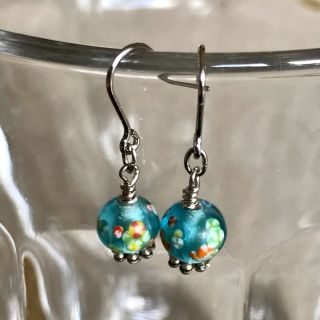 【ハンドメイド】カラフルトンボ玉のピアス♪ 水色*小(ピアス)