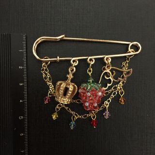 スワロフスキー(SWAROVSKI)のすとぷり　いちごのブローチピン(ブローチ/コサージュ)