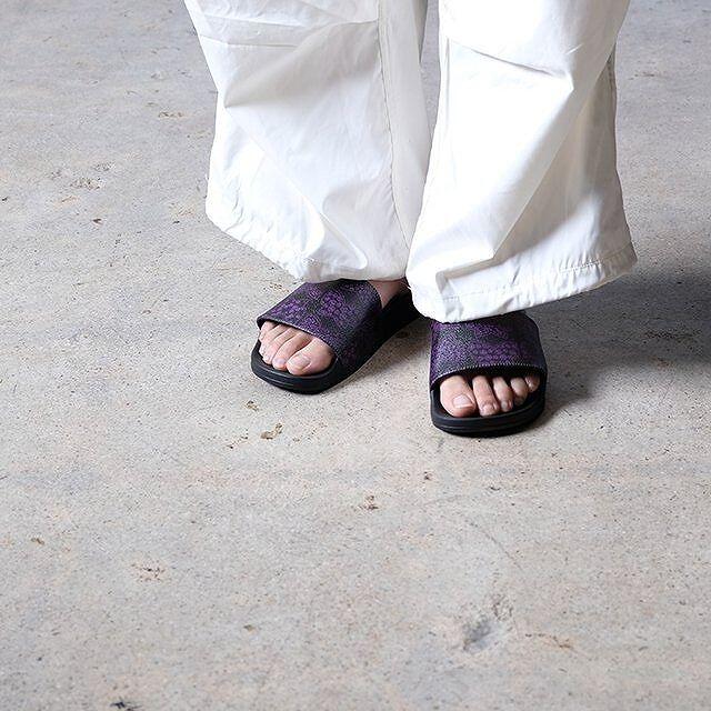 Needles(ニードルス)の新品 Needles Shower Sandals 43 ブラック パープル メンズの靴/シューズ(サンダル)の商品写真