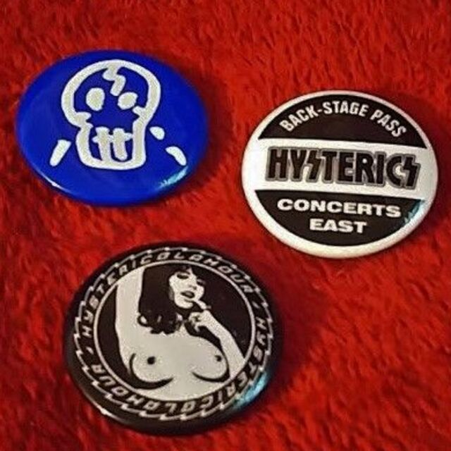 HYSTERIC GLAMOUR(ヒステリックグラマー)の3個セット 缶バッジ ガール ＋ ロゴ ＋ スカル ヒステリックグラマー HYS レディースのアクセサリー(ブローチ/コサージュ)の商品写真