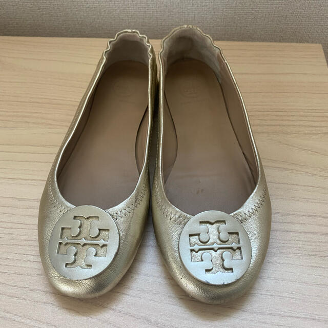 Tory Burch(トリーバーチ)のトリーバーチ　フラットシューズ　ゴールド レディースの靴/シューズ(バレエシューズ)の商品写真