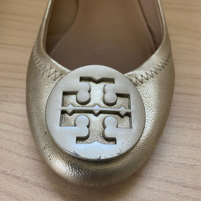 Tory Burch(トリーバーチ)のトリーバーチ　フラットシューズ　ゴールド レディースの靴/シューズ(バレエシューズ)の商品写真