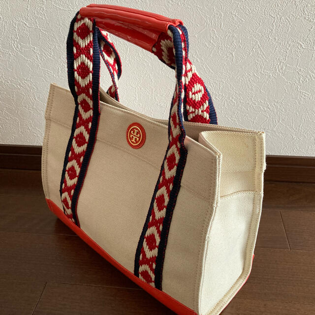 Tory Burch(トリーバーチ)の値下げ【新品】トリバーチ　ハンドバック(キャンバス素材.オレンジ系) レディースのバッグ(ハンドバッグ)の商品写真