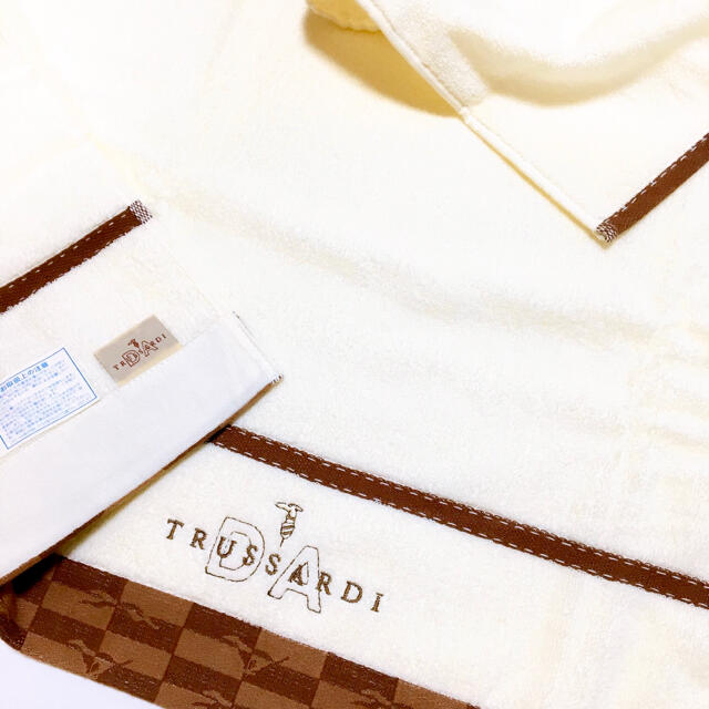 Trussardi(トラサルディ)のTRUSSARDI バスタオル　ふんわり柔らか インテリア/住まい/日用品の日用品/生活雑貨/旅行(タオル/バス用品)の商品写真