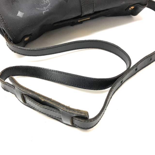 MCM(エムシーエム)のエムシーエム 斜め掛け ロゴグラム メッセンジャーバッグ ブラック　 レディース レディースのバッグ(ショルダーバッグ)の商品写真