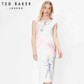 テッドベイカー(TED BAKER)の❤️Ted baker 2021 新作新品　白花柄ワンピース　オシャレ(ひざ丈ワンピース)