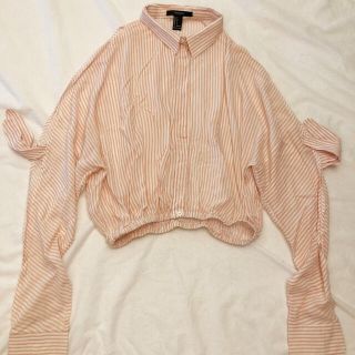 フォーエバートゥエンティーワン(FOREVER 21)のforever21 オープンショルダークロップドシャツトップス(シャツ/ブラウス(長袖/七分))