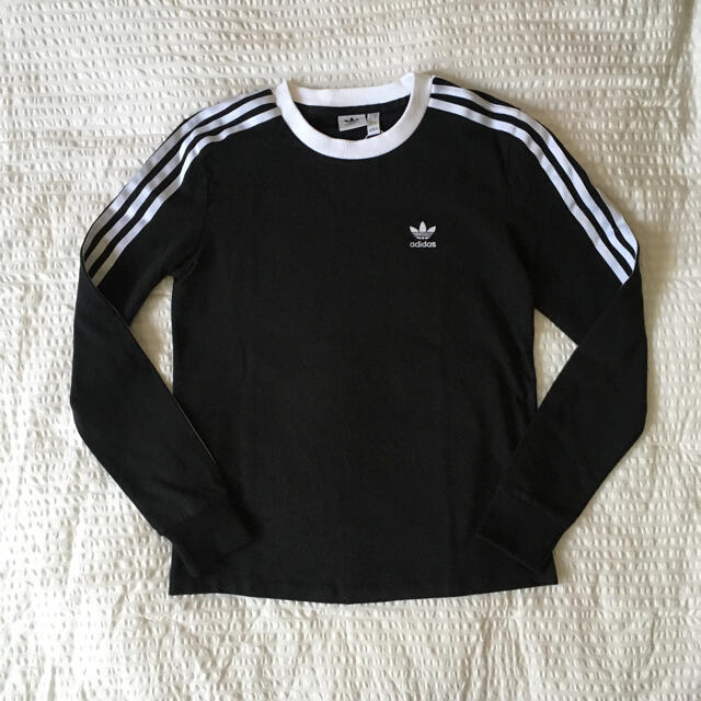 adidas(アディダス)のアディダス　スリーストライプ　ロングスリーブTシャツ レディースのトップス(Tシャツ(長袖/七分))の商品写真