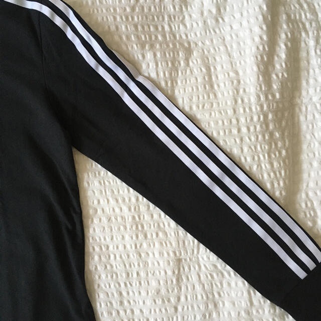 adidas(アディダス)のアディダス　スリーストライプ　ロングスリーブTシャツ レディースのトップス(Tシャツ(長袖/七分))の商品写真