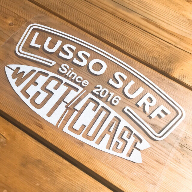 QUIKSILVER(クイックシルバー)の正規品　LUSSO SURF 防水ステッカー白☆ベイフロー  RVCA スポーツ/アウトドアのスポーツ/アウトドア その他(サーフィン)の商品写真