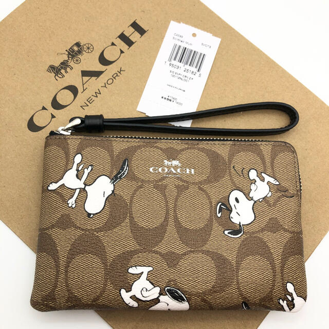 COACH(コーチ)の【COACH X PEANUTS☆新作】完売品！新品！スヌーピー！リストレット レディースのファッション小物(ポーチ)の商品写真