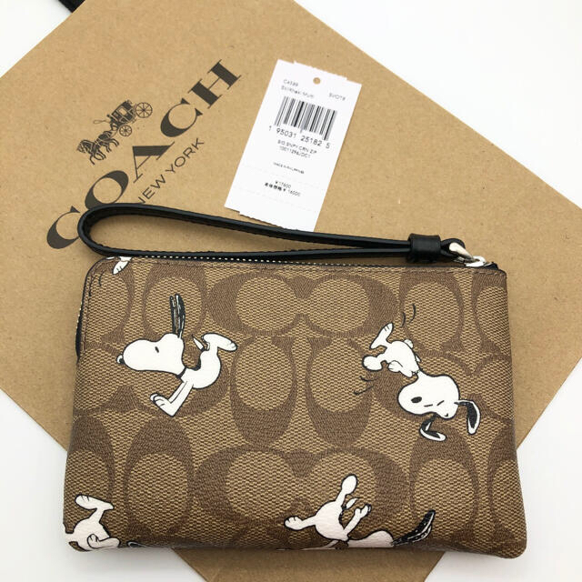 COACH(コーチ)の【COACH X PEANUTS☆新作】完売品！新品！スヌーピー！リストレット レディースのファッション小物(ポーチ)の商品写真