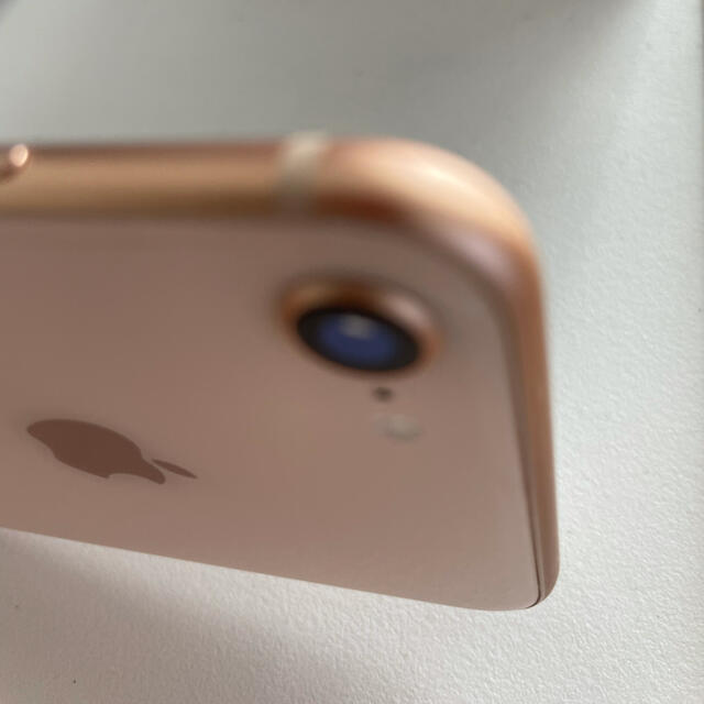 Apple(アップル)のiPhone 8 SIMフリー　Apple Store購入品　ゴールド　値下げ スマホ/家電/カメラのスマートフォン/携帯電話(スマートフォン本体)の商品写真