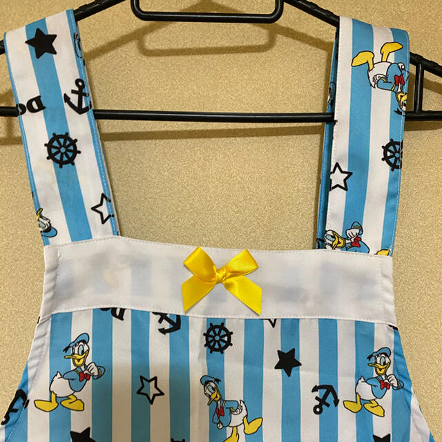 Disney(ディズニー)のきとんちゃん様✨ご専用✨おまとめご購入✨新品✨長財布&ドナルドエプロン✨ キッズ/ベビー/マタニティの授乳/お食事用品(お食事エプロン)の商品写真