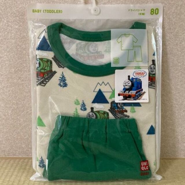 UNIQLO(ユニクロ)のShiro様専用　UNIQLO トーマス ドライパジャマ半袖80（未使用 2組） キッズ/ベビー/マタニティのベビー服(~85cm)(パジャマ)の商品写真