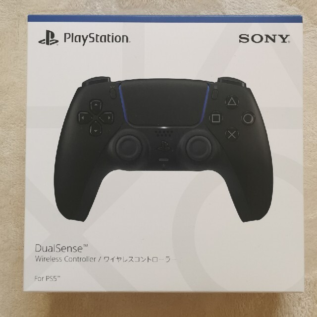 SONY(ソニー)のPS5 コントローラ  2台　ブラック　レッド エンタメ/ホビーのゲームソフト/ゲーム機本体(その他)の商品写真