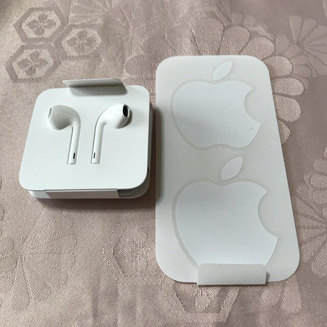 Apple(アップル)のapple 純正イヤホン&シールステッカー スマホ/家電/カメラのオーディオ機器(ヘッドフォン/イヤフォン)の商品写真