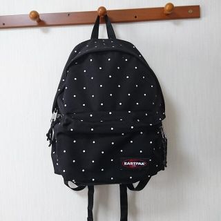 イーストパック(EASTPAK)のリュック　ＥＡＳＴＰＡＫ ブラック 水玉リュック(リュック/バックパック)