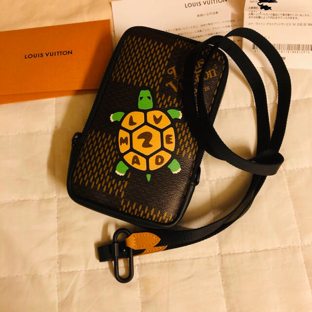 LOUIS VUITTON(ルイヴィトン)の【完売品・希少レア】ルイヴィトン×nigo®︎ コラボ ダブルフォンポーチ  メンズのバッグ(ショルダーバッグ)の商品写真